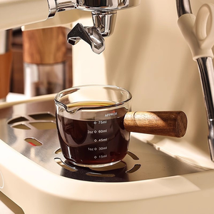 Verre à shot d'espresso avec poignée en bois, pichet doseur en verre avec échelle en onces et en ml, bec verseur, petite carafe à lait pour café - Product Image 2