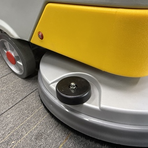 Autolaveuse industrielle à conducteur marchant à côté avec brosse à disque - Product Image 3