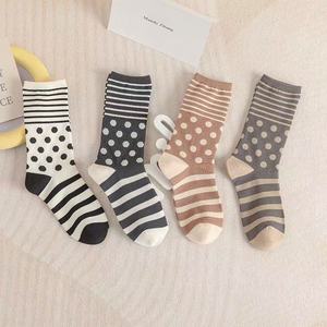 Calcetines de algodón a rayas y lunares para mujer, calcetines coreanos de media pantorrilla para primavera, otoño e invierno, tendencia coreana, lindos y versátiles - Product Image 1