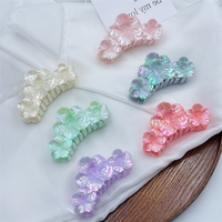 Les accessoires capillaires colorés les plus vendus de YAOYU, pinces à cheveux super féériques en forme de petite fleur de lotus à trois têtes, de qualité supérieure.