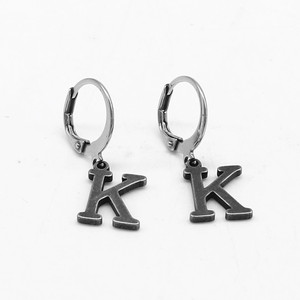 Pendientes colgantes con letra K de acero de titanio retro yunnique, joyería de regalo unisex, pendientes de acero inoxidable 316, accesorios de moda - Product Image 1