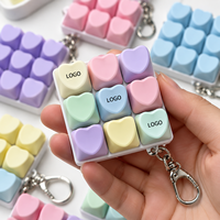 Porte-clés carré personnalisé en PVC avec design cœur émotionnel, lumière LED, testeur de commutateur tactile et jouet anti-stress