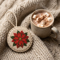 Ornement de Noël en point de croix motif poinsettia rouge avec motif floral pour un cadeau festif de luxe fait main à suspendre à l'arbre de Noël