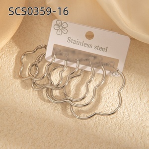 <span class=keywords><strong>Set</strong></span> di 3 Paia di <span class=keywords><strong>Orecchini</strong></span> <span class=keywords><strong>a</strong></span> <span class=keywords><strong>Cerchio</strong></span> di Lusso Leggero in Acciaio Inossidabile Dorato con Zirconi per Donna - Product Image 3