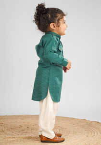 Niño con kurta azul claro, atuendo tradicional con botones de madera, ropa étnica elegante, detalle de retrato. - Product Image 4