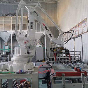 Palettiseur robotique industriel pour granulés de bois, empileur de sacs de 35-50 kg avec pince amortissante, machine de palettisation - Product Image 1