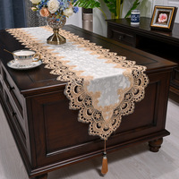 Nappe de table longue de style américain avec dentelle, broderie florale et décorations à glands, chemin de table pour salle à manger