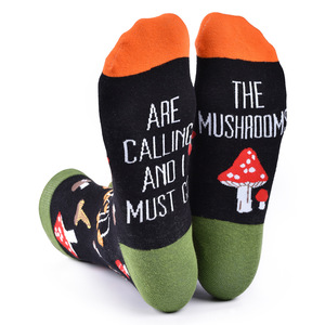 Chaussettes amusantes à imprimé champignons « Les champignons appellent » Chaussettes mi-mollet fantaisie pour les amateurs de nature - Product Image 2