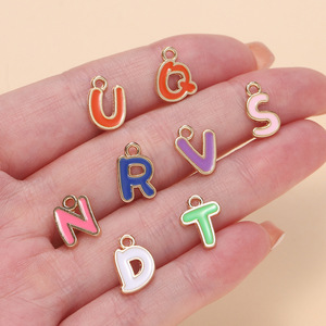 Breloques en alliage en forme de lettres, 26 couleurs mélangées aléatoires, pendentif en alliage de zinc pour la fabrication de bijoux DIY, accessoires de mode unisexes - Product Image 4