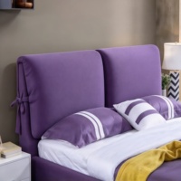 Lit double minimaliste italien en cuir rembourré avec grand coussin et nœud papillon, lit violet aligné sur le côté pour chambre principale