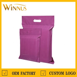ถุงพลาสติกสำหรับส่งสินค้า พิมพ์โลโก้ได้ สีดำขาว พร้อมหูหิ้ว สำหรับเสื้อผ้า - Product Image 3