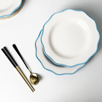Ensemble de plats à dîner en céramique de style rétro européen, bord bleu, forme festonnée, design floral, plats de service, plats festonnés pour mariage