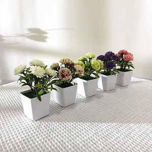 Cinque Garofani di Seta in Vaso Quadrato, Piccolo Ornamento Vegetale Artificiale Verde per Decorazione Casa e Ufficio - Product Image 1
