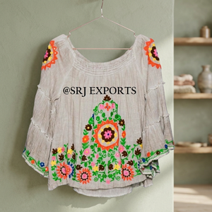 เสื้อโบฮีเมียนปักลายอารีผ้าฝ้ายทอมือสุดพิเศษสำหรับฤดูร้อน สีเขียวขุ่นสดใส คอเสื้อแบบไร้สาย ดีไซน์ธรรมชาติสำหรับผู้หญิง - Product Image 3