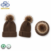 Gorro de punto grueso con pompón y diseño degradado de piel sintética, personalizado de fábrica, OEM, multicolor, para invierno, unisex