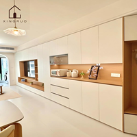 Meuble TV sur mesure XINGRUO pour salon avec portes blanc crème, étagères ouvertes en grain de noyer et rangement intégré