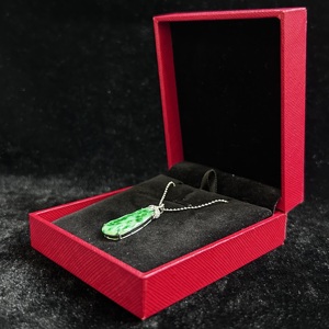 Colgante de Jadeíta Birmana Natural de Grado A con Patrones Florales Flotantes, Textura Helada y Glutinosa, Engastado en Oro Blanco de 18k. - Product Image 6