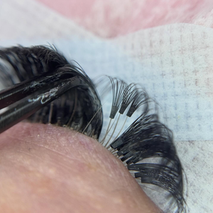 Extensions de cils professionnelles uniques 10D pré-fabriquées à tige courte, volume en éventail, en fibre PBT coréenne thermosoudée, véganes et sans cruauté animale - Product Image 2