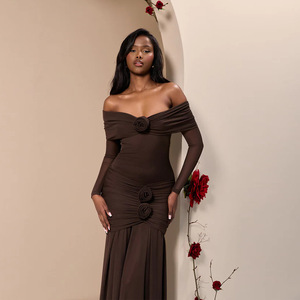 Robe longue plissée rouge à épaules dénudées, motif floral, coupe ajustée, style soirée, avec superposition transparente - Product Image 3