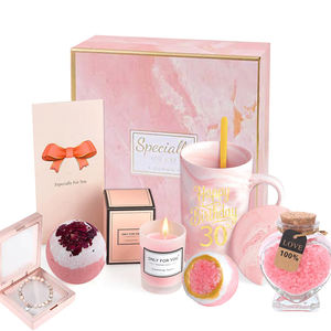 Set de Regalos Lunare Personalizado en Rosa para <span class=keywords><strong>Cumpleaños</strong></span> Número <span class=keywords><strong>30</strong></span> para <span class=keywords><strong>Mujer</strong></span> con Velas Taza de Café Bombas de Baño y Artículos de Cuidado Personal - Product Image 1