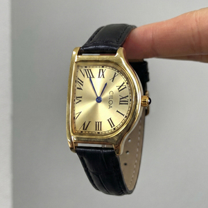 Reloj de Cuarzo para Mujer CILOA, Diseño Retro en Forma de Barril, Esfera con Números Romanos, Correa de Cuero, Reloj de Pulsera Analógico para Uso Diario - Product Image 1