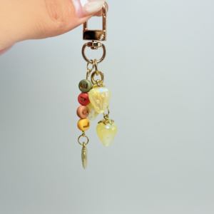 Porte-clés Chenxi au design original, mignon, en forme de fraise, mini sac à main, décoration de sac, chaîne de téléphone, perles en forme de cœur, cadeau pour la Saint-Valentin - Product Image 2