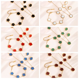 סט תכשיטים 2026 אופנה חדשה, צמיד, עגילים ושרשרת מפלדת אל-חלד בצורת פרח, 3 יחידות/סט, תלתן בעל חמישה עלים צבעוני, מצופה זהב 18 קראט, לנשים - Product Image 2