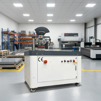 Machine à ébavurer les bords de tôles avec table à vide, moteur et construction en acier inoxydable pour l'ébavurage facile des petites pièces métalliques