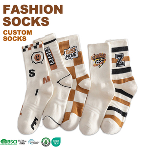 Chaussettes hautes tendances personnalisées pour garçons Chaussettes en coton absorbant la sueur Chaussettes d'automne antidérapantes Chaussettes régulières Crew avec logo personnalisé pour garçons - Product Image 1