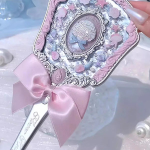 Specchio da Trucco Portatile Serie Orsetto Sweetheart di Hua Zhixiao, con Perle e Fragole, Specchio da Toeletta per Ragazze - Product Image 1