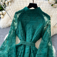 Robe longue maxi élégante verte en dentelle brodée, coupe trapèze, col montant, manches lanternes, ceinturée, pour femme, idéale au quotidien et en vacances