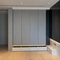 Armoire moderne sans poignées avec tiroirs de rangement gris et éclairage intégré pour chambre à coucher
