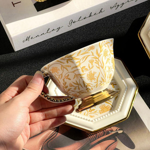 Tasse à café et soucoupe octogonales dorées <span class=keywords><strong>Mandala</strong></span>, tasse en céramique de haute qualité au design exquis avec bordure dorée à la main - Product Image 1