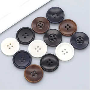 Botones de Resina Plástica de 4 Agujeros con Logotipo Personalizado Unisex, Blancos, Versátiles para Camisas, Abrigos y Chaquetas - Product Image 3