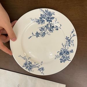 Assiettes et <span class=keywords><strong>plats</strong></span> à dessert ronds vintage Terre de Fer Assiette à petit-déjeuner en céramique classique française à fleurs bleues - Product Image 1