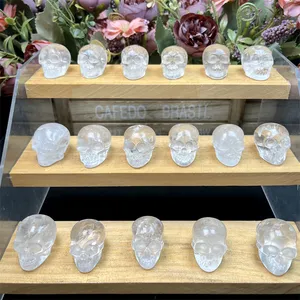 Venta al por mayor de piedra natural de cristal tallado de piedras preciosas minerales calaveras de cuarzo transparente tallado para regalos