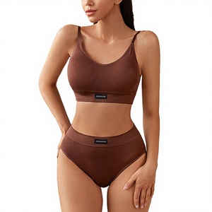 Ensemble de lingerie sans couture respirant et sexy pour femmes, comprenant un bralette et un string - Product Image 3