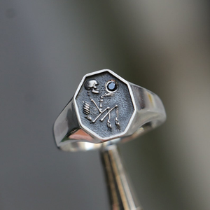 Bague pour <span class=keywords><strong>homme</strong></span> personnalisée Memento Mori en onyx, bague chevalière crâne en acier inoxydable moulé, fabricant OEM ODM, bijoux <span class=keywords><strong>de</strong></span> marque <span class=keywords><strong>de</strong></span> haute qualité - Product Image 1