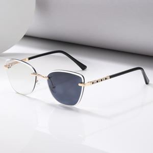 Gafas de sol fotocromáticas Cat Eye KJL-95027 para mujer, protección UV400, montura de plástico y metal, color negro, con resorte templado. - Product Image 2