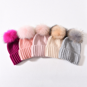 <span class=keywords><strong>Bonnet</strong></span> d'hiver pour femmes de nouveau style conçu en usine sur mesure en vrai <span class=keywords><strong>cachemire</strong></span> tricoté crâne casquette Pom Pom rayures à revers bonnets chics - Product Image 4