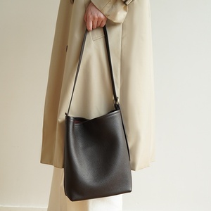 Sac à bandoulière en cuir véritable pour femme, décontracté, type seau, avec fermeture éclair, en polyester, sac à main de luxe avec breloques, sacs à main pour femmes - Product Image 3