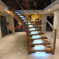 Escalier en bois massif à marches courbes pour rénovations de maisons traditionnelles et résidences de style classique