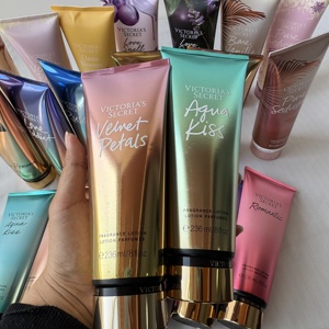 Lozione Corpo Profumata Agua Kiss Velnet Petels Love Spell Romance, Fragranza Femminile di Marca Victoria Secret - Product Image 1