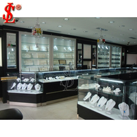 Vitrine de présentation de bijoux de luxe en verre blanc laiteux incurvé avec éclairage LED pour mobilier de magasin de détail haut de gamme