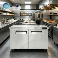 Réfrigérateur encastrable sous comptoir, design intégré pour plan de travail, idéal pour la préparation alimentaire commerciale
