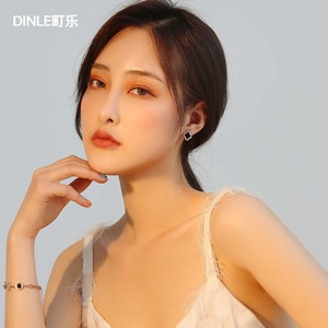 ต่างหูแบบติดหูรูปใบโคลเวอร์สี่แฉก DINLE ทำจากไทเทเนียมอัลลอยด์ เหมาะสำหรับใส่ทุกวัน - Product Image 2