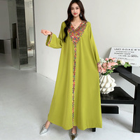 Robe longue en satin polyester style cour avec manches cloche à sequins et col en V, coupe ample grande taille pour femmes rondes, été 2025