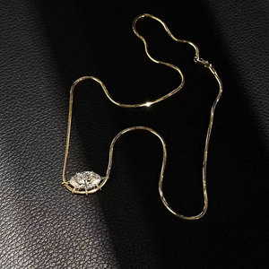 Collana con Pendente Geometrico in Oro 18K con Diamante a Occhio di Cavallo <span class=keywords><strong>da</strong></span> 5 Carati Coltivato in Laboratorio, Certificato IGI, a Forma di Croce - Product Image 4
