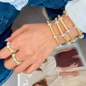 18 K Bất White Gold Plated Đồng <span class=keywords><strong>Fancy</strong></span> Bangles Vòng Đeo Tay Hiện Đại Vàng Nhiều Lớp Phụ Nữ Của Nhẫn <span class=keywords><strong>Set</strong></span> - Product Image 2