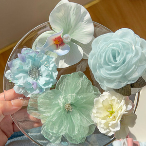 Pince à cheveux florale artificielle vert menthe fraîche, orchidée et pivoine, pour coiffures féeriques et de mariage, accessoires capillaires - Product Image 1